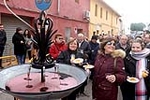 Burriana reparte 3.000 bocadillos en la popular Font del Vi
