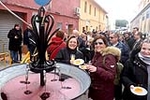 Burriana reparte 3.000 bocadillos en la popular Font del Vi