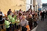 Burriana reparte 3.000 bocadillos en la popular Font del Vi