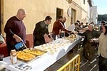 Burriana reparte 3.000 bocadillos en la popular Font del Vi