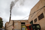 Histórica encendida de viejas chimeneas de azulejeras de la provincia como la de Sanchis de l'Alcora