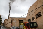 Histórica encendida de viejas chimeneas de azulejeras de la provincia como la de Sanchis de l'Alcora