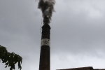 Histórica encendida de viejas chimeneas de azulejeras de la provincia como la de Sanchis de l'Alcora