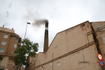 Histórica encendida de viejas chimeneas de azulejeras de la provincia como la de Sanchis de l'Alcora