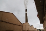 Histórica encendida de viejas chimeneas de azulejeras de la provincia como la de Sanchis de l'Alcora