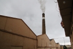 Histórica encendida de viejas chimeneas de azulejeras de la provincia como la de Sanchis de l'Alcora
