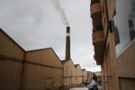 Histórica encendida de viejas chimeneas de azulejeras de la provincia como la de Sanchis de l'Alcora