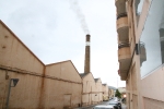 Histórica encendida de viejas chimeneas de azulejeras de la provincia como la de Sanchis de l'Alcora