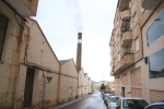 Histórica encendida de viejas chimeneas de azulejeras de la provincia como la de Sanchis de l'Alcora