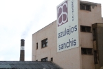 Histórica encendida de viejas chimeneas de azulejeras de la provincia como la de Sanchis de l'Alcora