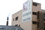 Histórica encendida de viejas chimeneas de azulejeras de la provincia como la de Sanchis de l'Alcora