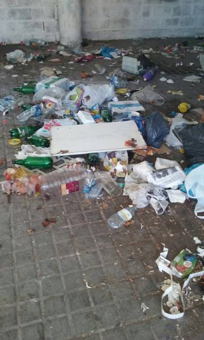 Borriana llama al civismo despus de tener que retirar decenas de kilos de basura de la Va Pblica