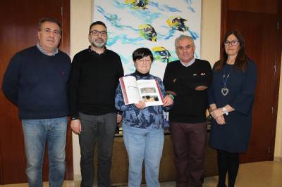 El Grup per la Recerca de la Memria Histrica de Castell entrega varios ejemplares de su ?Mapa de Fosses de la Guera Civil i el Franquisme de la provncia de Castel? al Ayuntamiento de Borriana