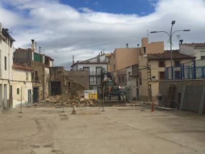 Inicio de las obras de ampliacin de la plaza de Les Eres en Torre d'En Besora