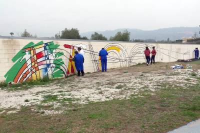 Los alumnos del PAC y los usuarios del CO El Mol pintan un mural deportivo en el Olmpic