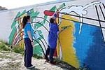 Los alumnos del PAC y los usuarios del CO El Molí pintan un mural deportivo en el Olímpic