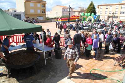 Alrededor de 500 personas degustan el 'tombet de bou' en Vilafams
