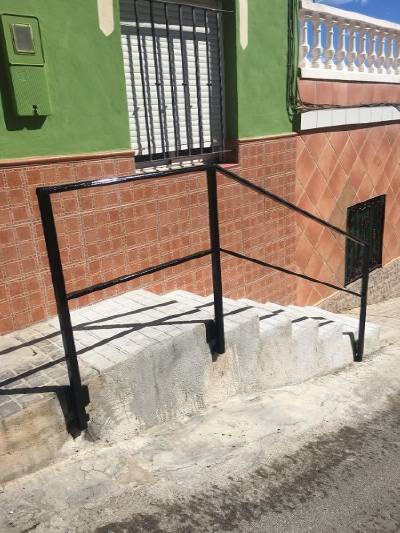 Colocacin de barandillas en varias calles de La Llosa