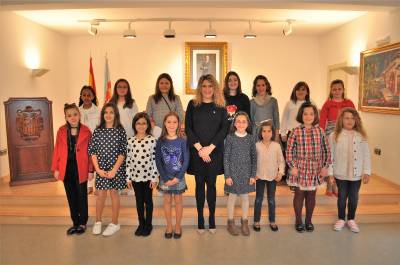 Vall d?Alba presenta a las 15 nias que conformarn la primera corte de honor infantil en las prximas fiestas patronales