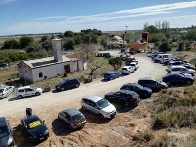 El paraje de Els Estanys d'Almenara se llena en el estreno del nuevo aparcamiento