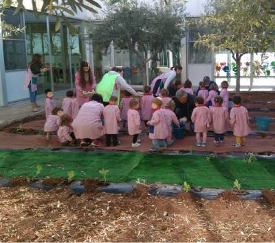 L'Escoleta infantil municipal de Almenara planta un huerto de hortalizas