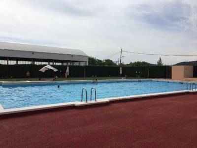 La Llosa inaugura la temporada de la piscina i instal?la gronxadors adaptats en el Parc del Xop