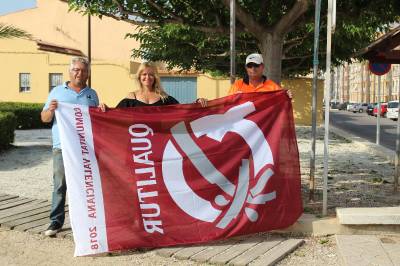 Nules inaugura la temporada estival penjant les banderes ISO i Qualitur