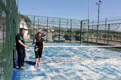 El Ayuntamiento de Vall d?Alba invierte 4.150 euros en la mejora de la pista de pdel del complejo de las piscinas