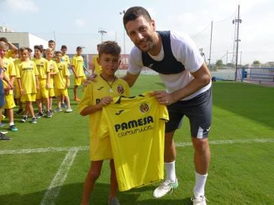 Nios del Campus Pro del Villarreal CF con los jugadores de la primera plantilla