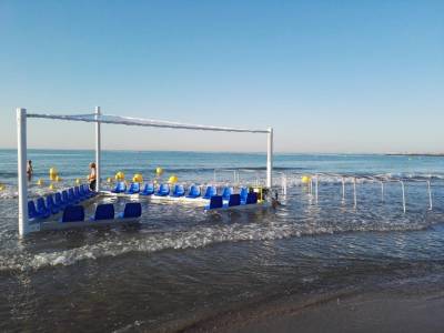 Xilxes instala una zona de bao para el descanso en la Playa del Cerezo 