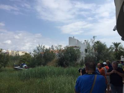 Torreblanca inicia trabajos de control de vegetacin en el Prat con una segadora anfibia 