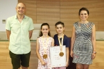 Adriana y Alexis Felip reciben el reconocimiento de Almassora como campeones de España de baile latino
