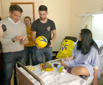 Los jugadores del Villarreal CF regalan una sonrisa a los menores ingresados en el General de Castell