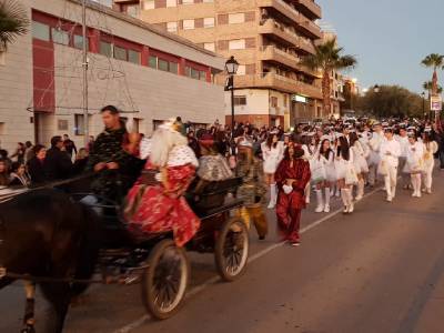 Els Reis Mags desfilen en carruatge per Almenara