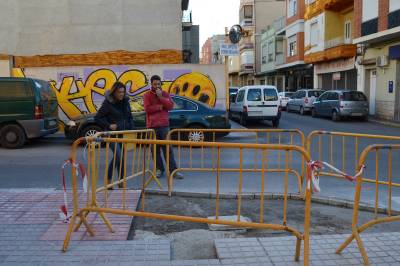 El Ayuntamiento de la Vall d'Uix renueva la acera de la calle Juan Cap para hacerla accesible
