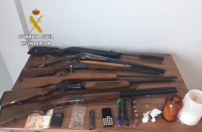 La Guardia Civil detiene a una persona por trfico de drogas, tenencia ilcita de armas y falsedad documental en Benicarl