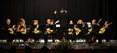 El grupo folclórico “Les Camaraes” y la Orquesta de Pulso y Púa “Ciudad de Segorbe” actúan el domingo 6 en el Teatro Serrano