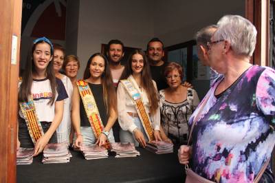 La reina y damas de la Vila reparten el programa de fiestas a los vecinos de Nules