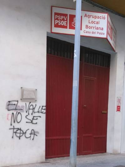 VOX condena las pintadas en la fachada de la sede del PSOE en Burriana