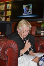 Mª Auxiliadora Fonellosa dedica su poemario a la UNEE y a las personas con otras capacidades