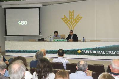 Alfredo Cebrin imparte ctedra en la Caixa Rural alcorina con su interesante charla 