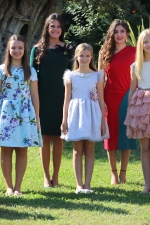 Las Reinas Falleras de Burriana 2020 se fotografían con las Falleras Mayores del próximo ejercicio
