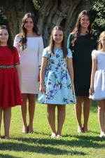 Las Reinas Falleras de Burriana 2020 se fotografían con las Falleras Mayores del próximo ejercicio