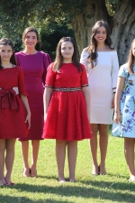 Las Reinas Falleras de Burriana 2020 se fotografían con las Falleras Mayores del próximo ejercicio