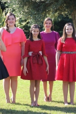 Las Reinas Falleras de Burriana 2020 se fotografían con las Falleras Mayores del próximo ejercicio