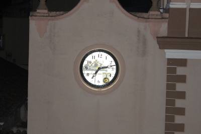 Alfondeguilla ilumina y hace visible la ma-quinaria del reloj municipal