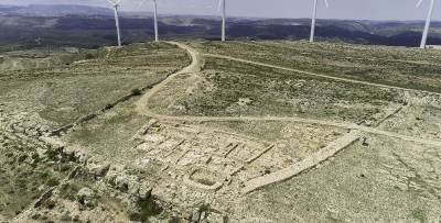 Un poblado fortificado entre molinos de viento