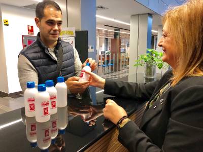 Almassora reparteix botelles per a netejar l’orina de mascotes al carrer