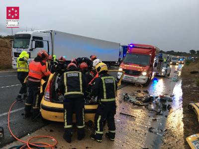 Tres fallecidos y dos heridos en un accidente en la CV13 a la altura de Vilanova d'Alcolea
