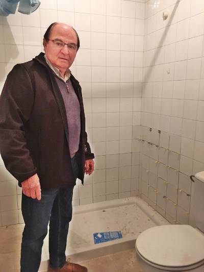 Les Useres instala platos de duchas en las viviendas tuteladas para mejorar la calidad de vida y la seguridad de los ancianos 